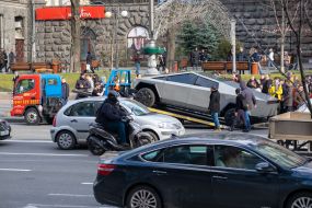 Автомобиль, похожий на Tesla Cybertruck