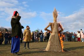 Burning of the symbol of the "Grizzly Grandfather"