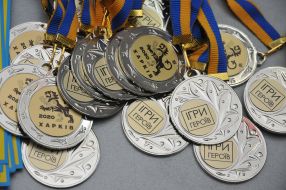 Спортивные медали с надписью "Игры Героев"