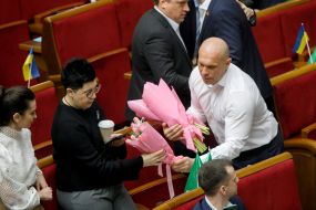 Илья Кива раздает букеты цветов депутатам