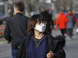 Женщина в медицинской маске