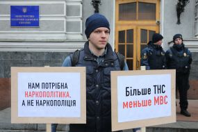 Участник акции держит плакаты