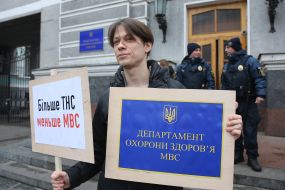 Участник акции держит плакаты