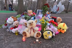 People brought toys and flowers to the place of the girl's death