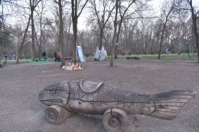 People brought toys and flowers to the place of the girl's death