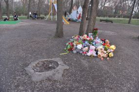 People brought toys and flowers to the place of the girl's death