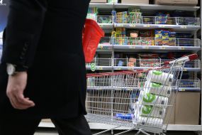 Покупатели скупают продукты в одном из супермаркетов в Киеве