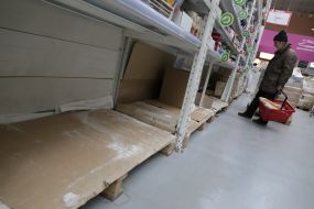 Полупустые полки в одном из супермаркетов в Киеве