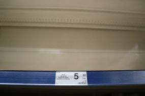 Полупустые полки в одном из супермаркетов в Киеве