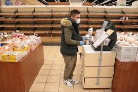 Покупатели в медицинских масках  скупают продукты в одном из супермаркетов в Киеве