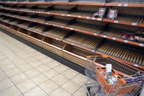 Полупустые полки в одном из супермаркетов в Киеве