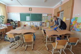 Дезинфекция парт в начальной школе во Львове