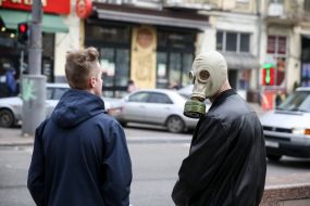 Мужчина в противогазе