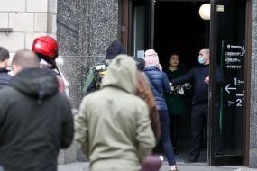 Люди в очереди в магазин Rozetka на Майдане Незалежности