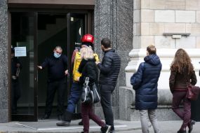 Люди в очереди в магазин Rozetka на Майдане Незалежности