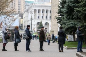 Люди в очереди в магазин Rozetka на Майдане Незалежности