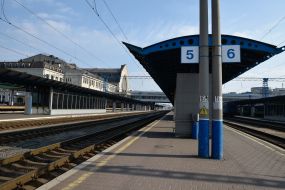 Пустой перрон на Центральном железнодорожном вокзале в Киеве