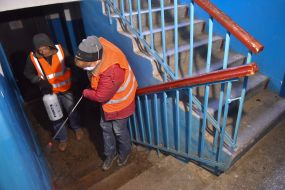 Работники проводят санитарную обработку жилых домов