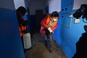 Работники проводят санитарную обработку жилых домов