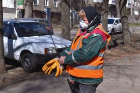 Работница готовится к санитарной обработке жилых домов