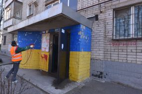 Работники проводят санитарную обработку жилых домов