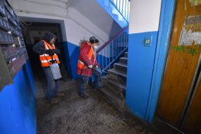 Работники проводят санитарную обработку жилых домов