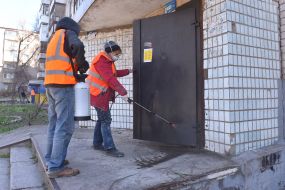 Работники проводят санитарную обработку жилых домов