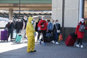 Украинцы, которые прибыли из Польши, на железнодорожном вокзале