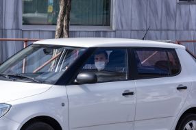 Водитель в медицинской маске