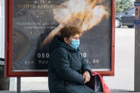 Женщина в медицинской маске