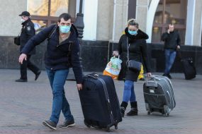 Украинцы, которые прибыли из Польши, на железнодорожном вокзале