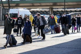 Украинцы, которые прибыли из Польши, на железнодорожном вокзале