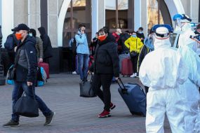 Украинцы, которые прибыли из Польши, на железнодорожном вокзале