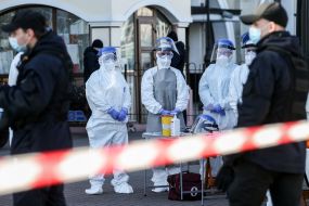 Специалисты в защитных  костюмах