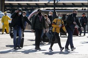 Украинцы, которые прибыли из Польши, на железнодорожном вокзале