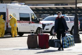 Украинцы, которые прибыли из Польши, на железнодорожном вокзале