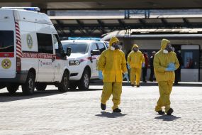 Специалисты в защитных  костюмах