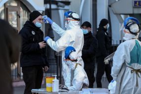 Украинцы, которые прибыли из Польши, на железнодорожном вокзале