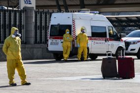 Специалисты в защитных  костюмах