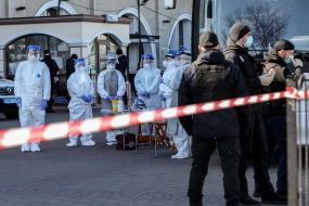 Специалисты в защитных  костюмах