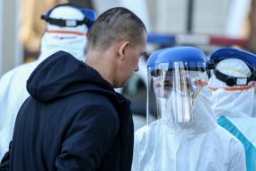 Украинцы, которые прибыли из Польши, на железнодорожном вокзале