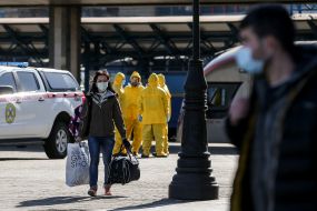 Украинцы, которые прибыли из Польши, на железнодорожном вокзале