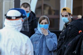 Украинцы, которые прибыли из Польши, на железнодорожном вокзале