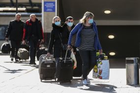 Украинцы, которые прибыли из Польши, на железнодорожном вокзале