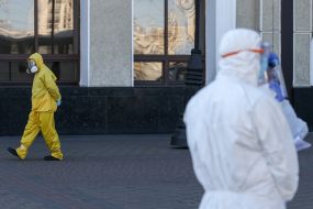 Специалисты в защитных  костюмах