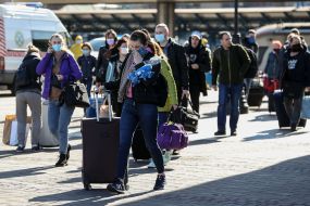 Украинцы, которые прибыли из Польши, на железнодорожном вокзале