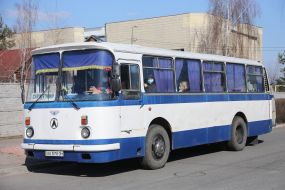 Спецавтобус перевозить медперсонал Київської міської дитячої клінічної лікарні № 1