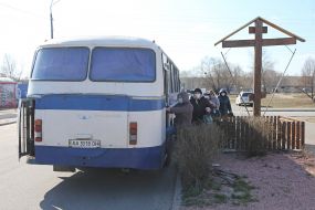Медперсонал сідає в спецавтобус