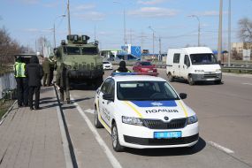 The checkpoint police in conjunction with the national guard at the entrance to Kiev
