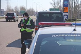 The checkpoint police in conjunction with the national guard at the entrance to Kiev